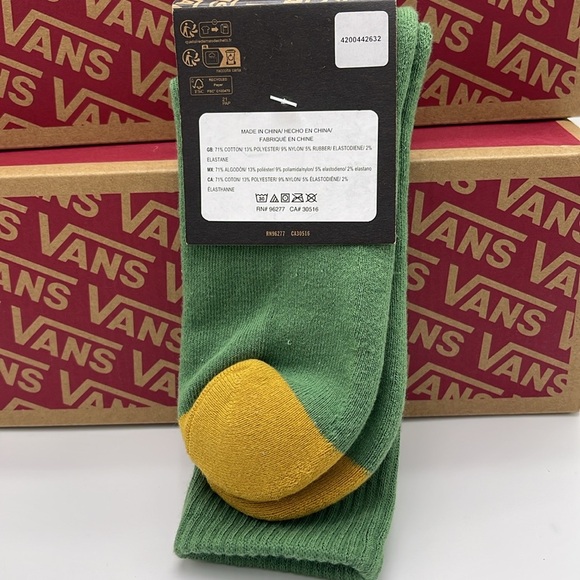 VANS®
"OFF THE WALL" 1 pair Crew Socks Size Medium NWT - Picture 3 of 16